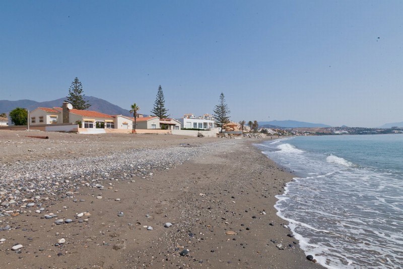 Eerste lijn strand villa in de buurt van Estepona